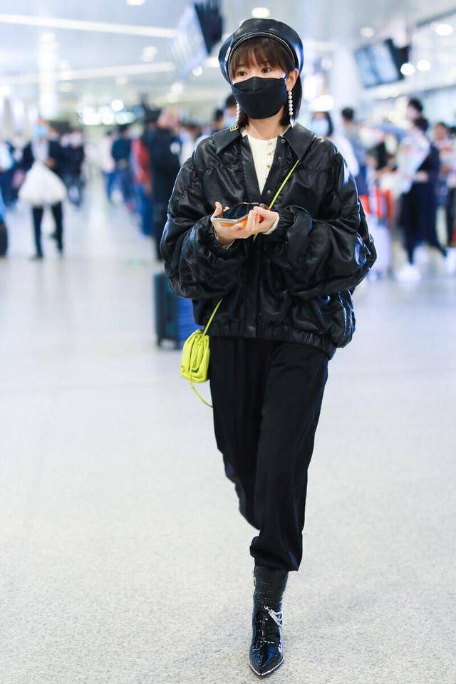 黑色|毛晓彤把黑色羽绒服穿“火”了，内搭白T恤随性舒适，真时髦