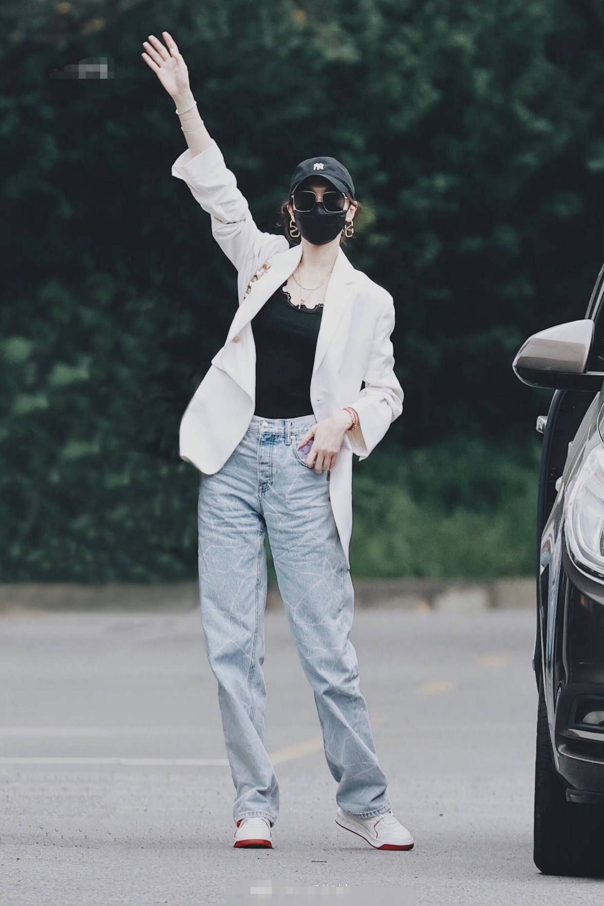 裂纹|唐嫣的“裂纹裤”火了，显瘦显高还时髦，配基础款也能又美又飒