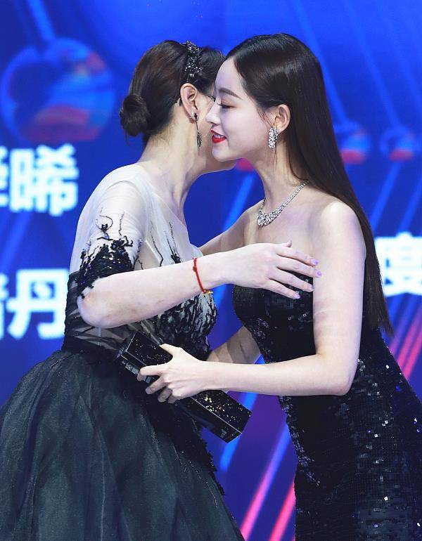 黑色|“两代周芷若”同框，祝绪丹性感，周海媚优雅，风格不同但都很美
