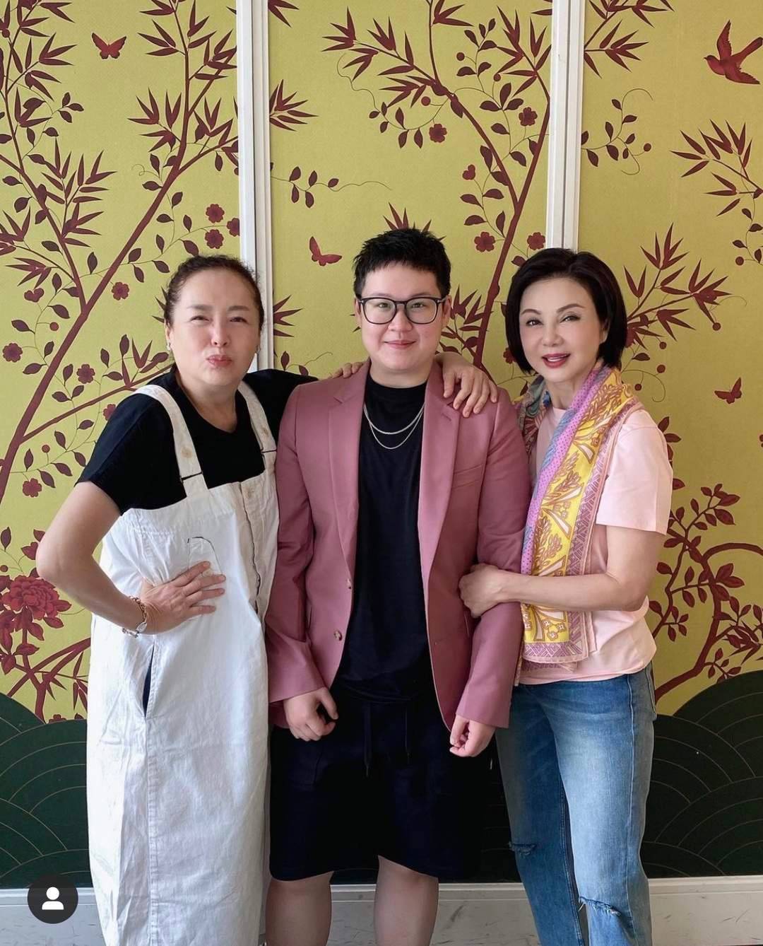 感觉|恬妞穿红卫衣好潮啊，但她不假没打针修图，油光下垂的脸很真实！