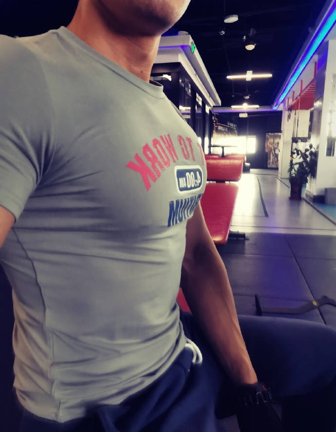 把健身房当恋爱对象,晒太阳自然美黑,满身肌肉的中年依旧单身!