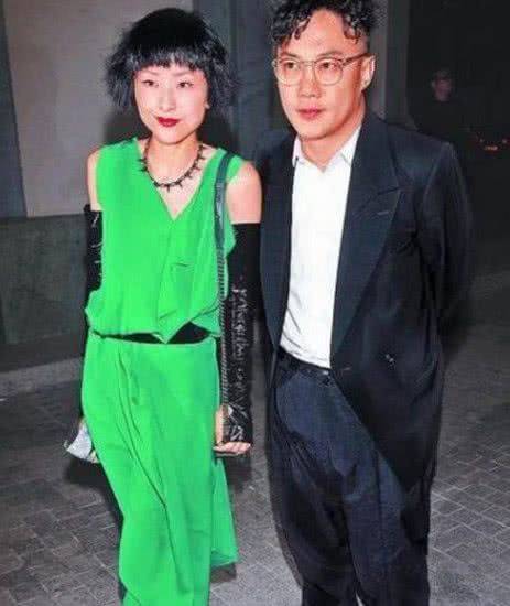 徐濠萦|徐濠萦换波波头装嫩，满脸油腻无光泽，身材就挺女人味！