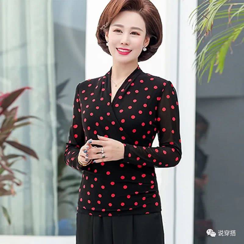 设计|婆婆52了贼会打扮，穿这：花T恤，配阔腿裤，比90后小姑还嫩