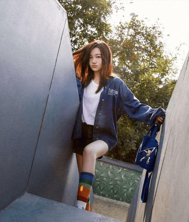 裤衩|李嫣时尚感真强，小小年纪就偏爱“下衣失踪”，细长腿比王菲优秀？