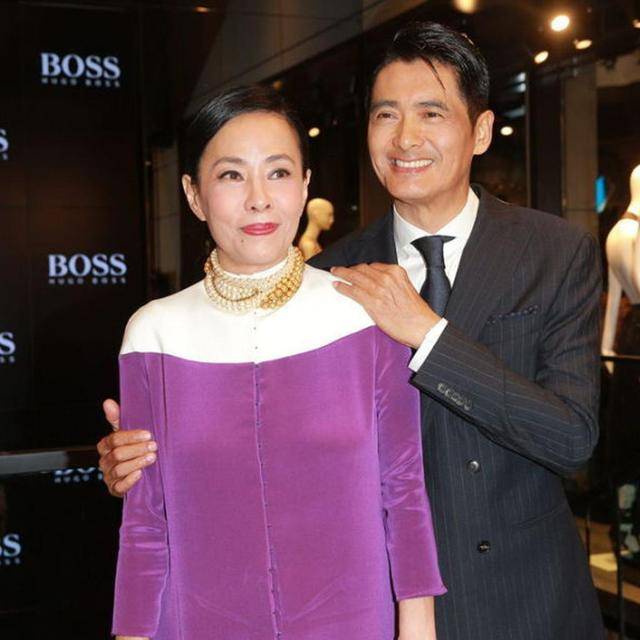 颜色|周润发老婆真保守，穿开叉裙还内搭秋裤，端庄得体难怪发哥会着迷？