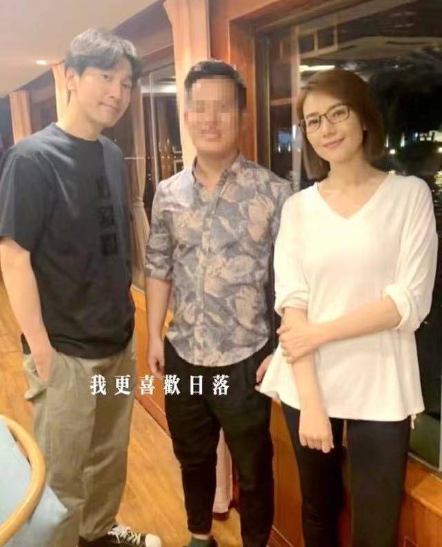 对比|高圆圆穿连体工装裤，气质还很清纯，但现实中就是这样的大妈臀！
