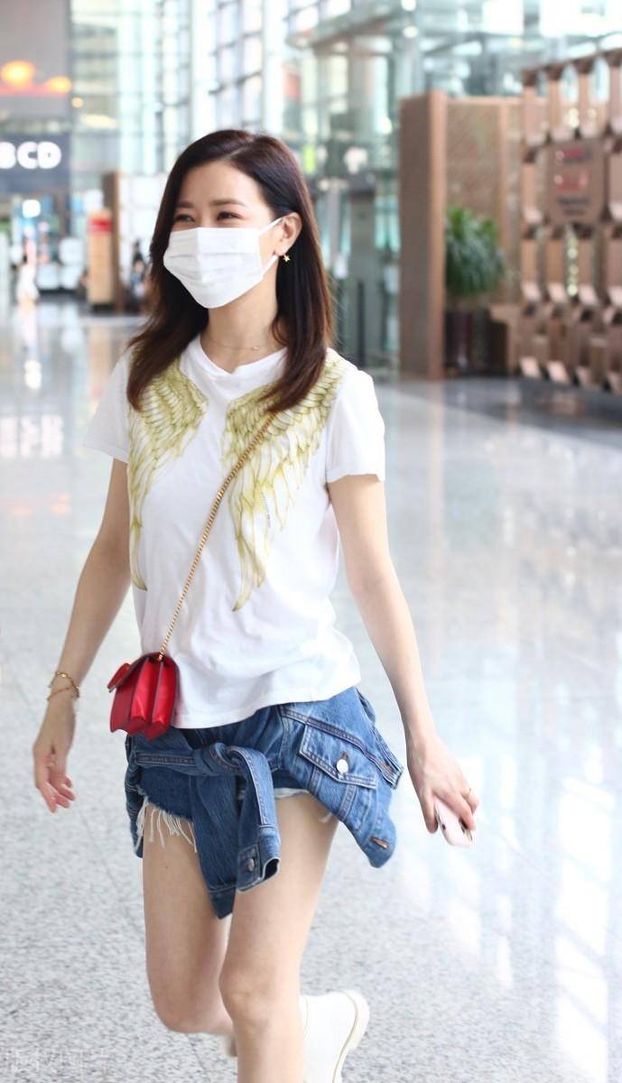 身材|46岁的佘诗曼魅力全开，身穿T恤配牛仔短裤走机场，少女感十足