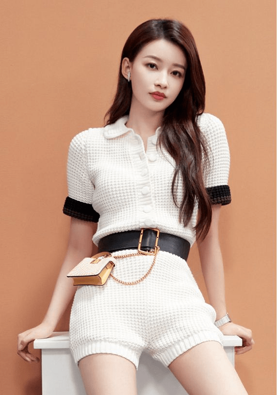 脸蛋|孙怡的腿快和胳膊一样细，婴儿肥的脸蛋，不仅减龄还挺可爱