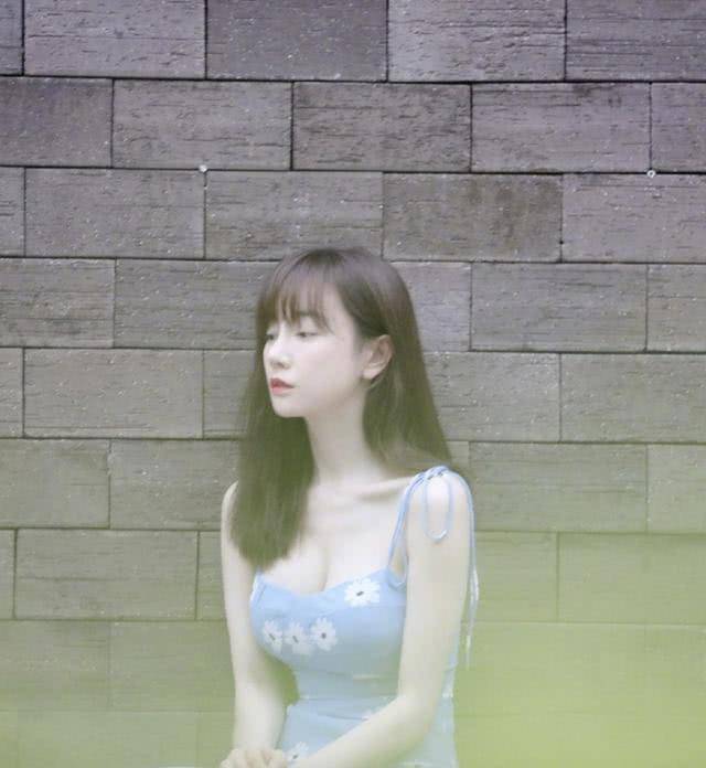 小姑娘|张檬牛奶肌真晃眼，淡蓝色吊带裙文艺又迷人，嫩度不输小姑娘