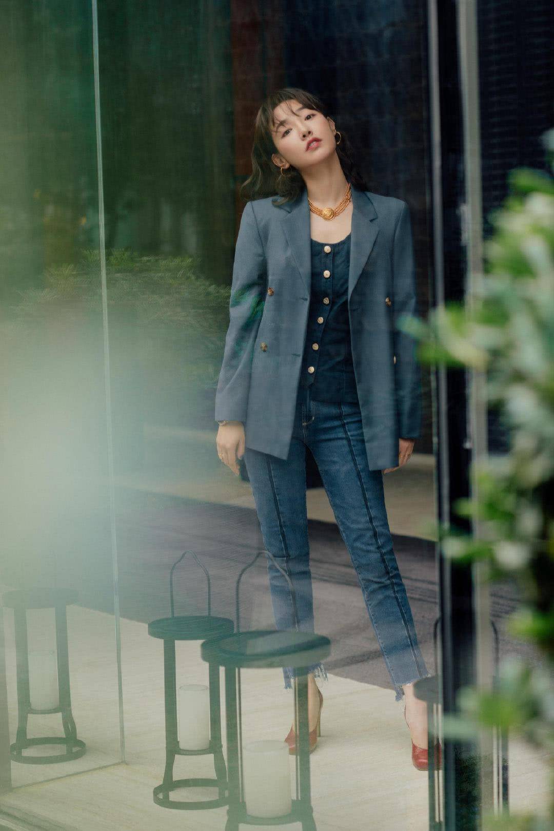 显得|白百何真会博眼球!“反穿”西装走红毯,看似奇怪,却意外时尚