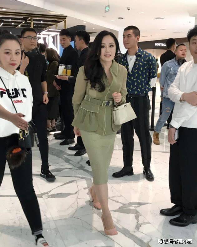 贵妇|章小蕙就算低调也满身尤物气场，穿印花裙配长卷发，妥妥的贵妇感