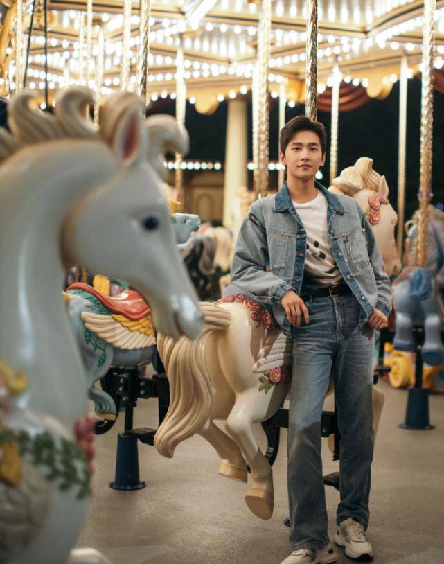 牛仔服|杨洋全新时尚大片，绿色皮夹克高级感溢屏，释放心动的信号