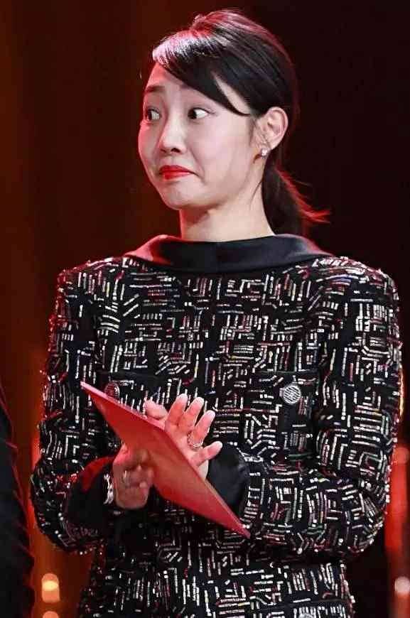 显得|白百何真会博眼球!“反穿”西装走红毯,看似奇怪,却意外时尚