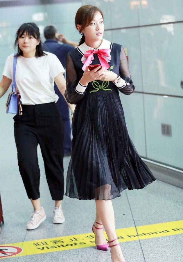 辣妈|叶一茜才是辣妈圈“顶流”，穿一件薄纱连衣裙高级洋气，漂亮大方
