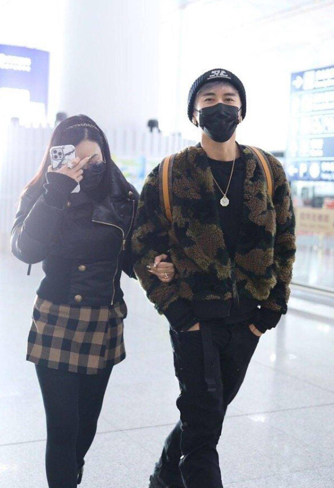 服装|钟丽缇两口子走机场，身材微胖还穿紧身外套，勒出“马蜂腰”绝了