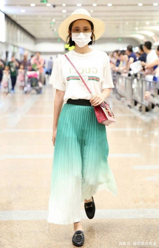 视觉|40岁的张萌真敢穿，大胆挑战绿百褶裙配绿T，果然老板娘就是自信