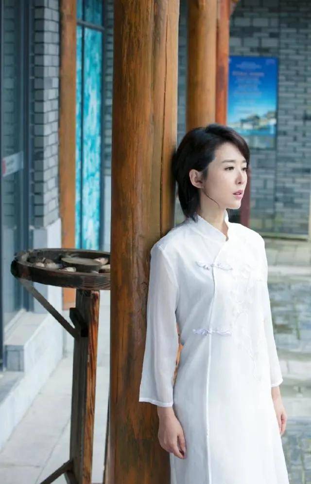 身材|“最美嫦娥”颜丹晨穿粉旗袍好优雅，温柔淡然，美得让人移不开眼