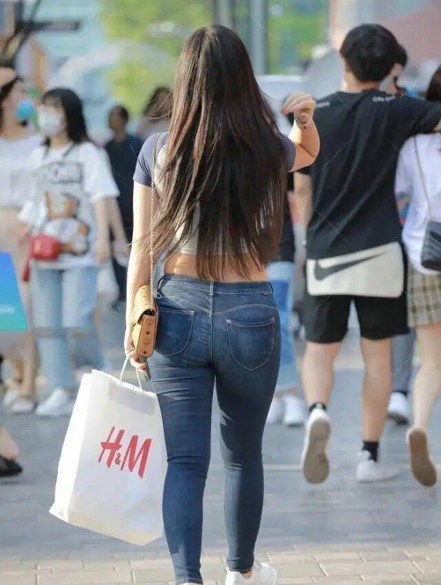 显得|连衣裙的穿着潮感十足，穿出淑女气质，彰显清爽又个性魅力