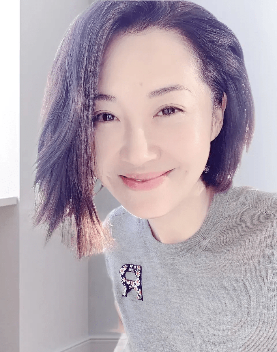 都信|许晴还能再“嫩”吗？穿灰色T恤配休闲裤减龄时尚，说是24岁都信