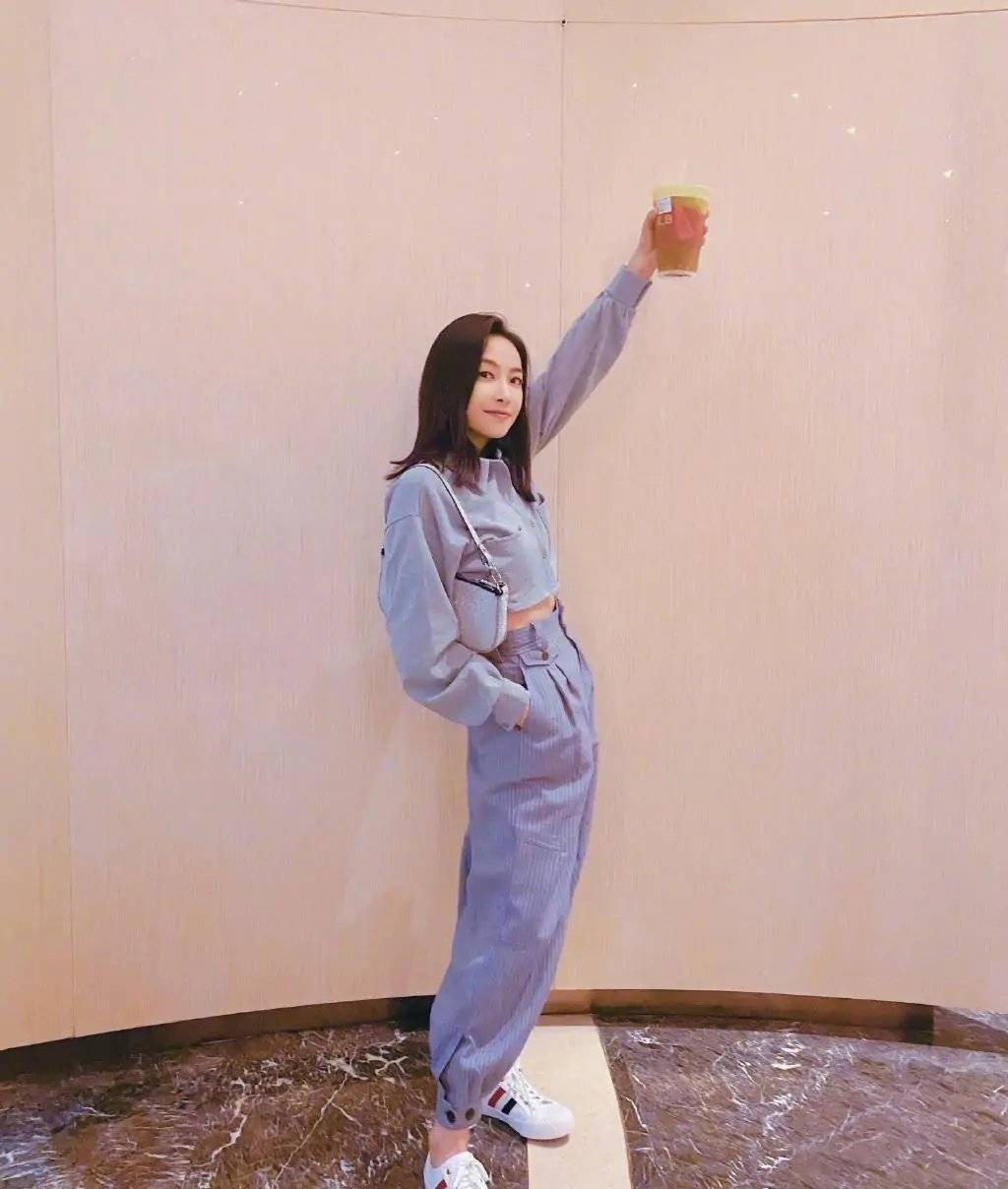 牛仔|谁说小白鞋OUT了?配裙子少女,配裤子时尚,好看得不要不要的