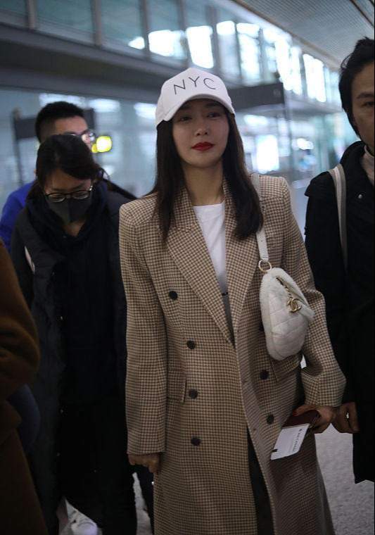 衣品上|秦岚这么大岁数还保持着少女感真不容易，穿得像个学生，看着挺嫩