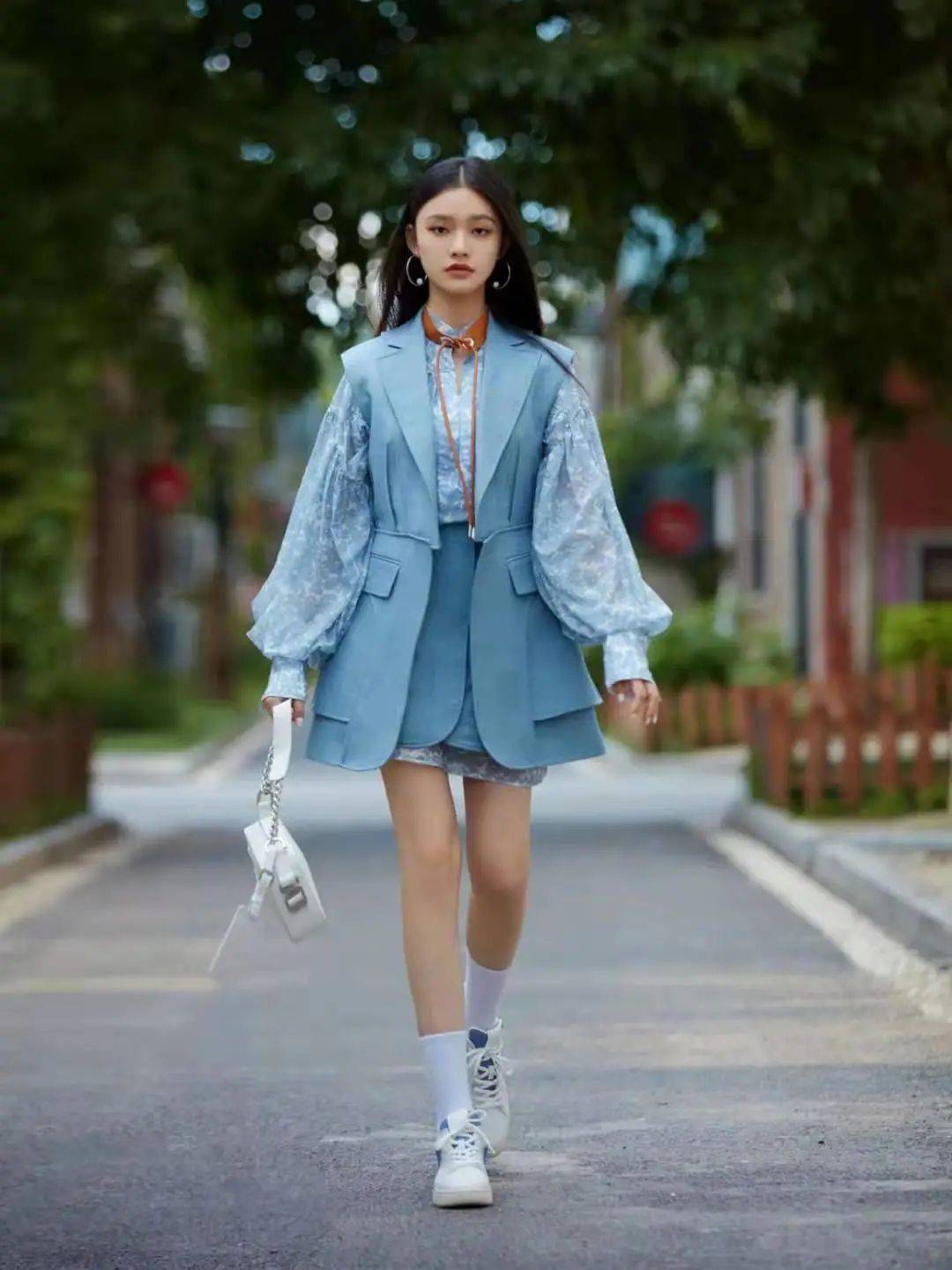 运动鞋|逛街偶遇杨幂…她穿短裤时总穿这几款鞋