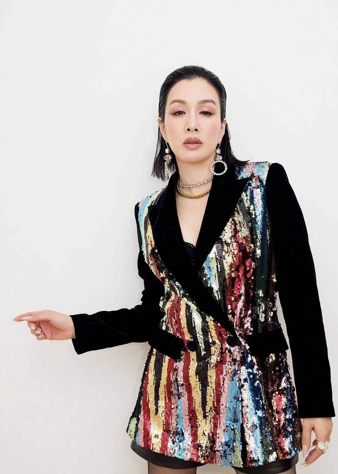 服装|钟丽缇两口子走机场，身材微胖还穿紧身外套，勒出“马蜂腰”绝了