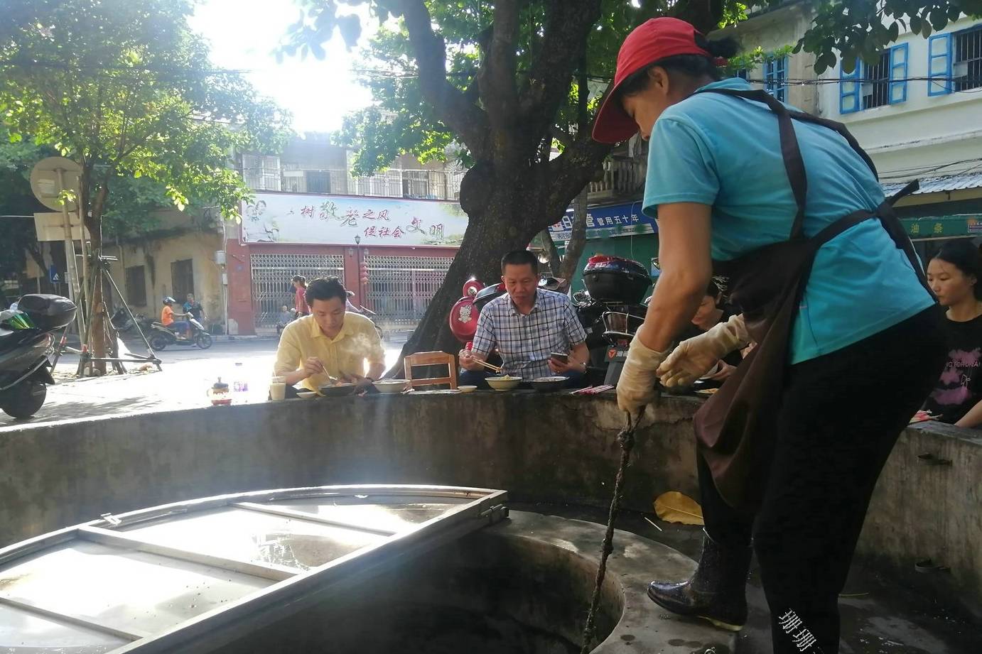 湛江这水井旁食店，是“隐秘的角落”拍摄场景地，20元吃海鲜捞粉