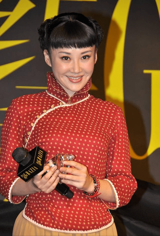 魅力|许晴扮起嫩来没得比,年过半百肌肤娇嫩,齐刘海造型也就她能撑住