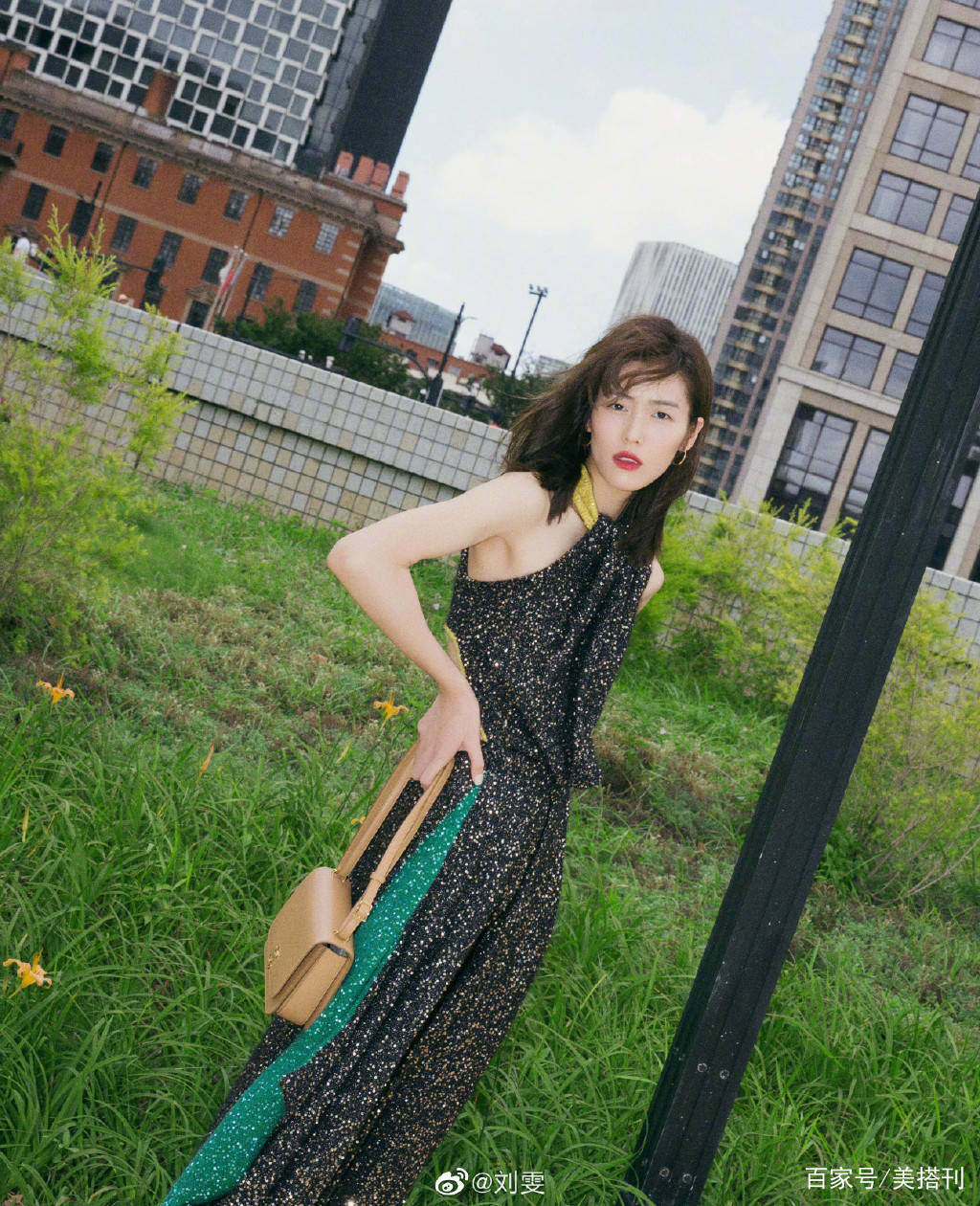 黑色|刘诗诗璀璨星空大片释出，封面造型和刘雯杨幂撞衫，诗诗版最温柔