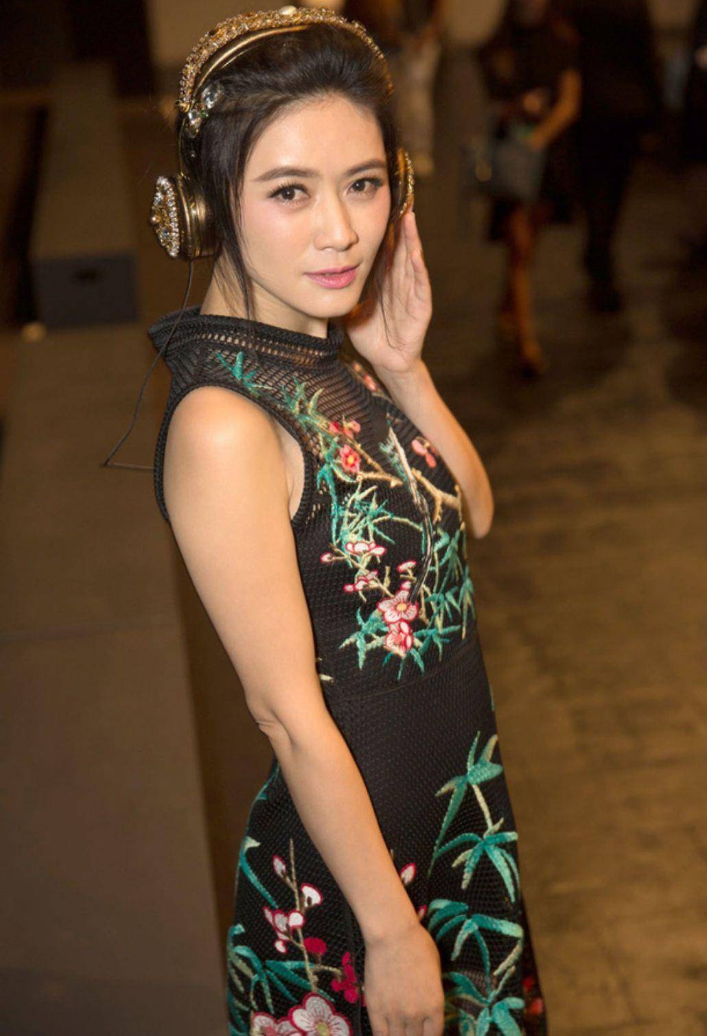 黑色|田海蓉穿无袖印花连衣裙，45岁了气质还高贵优雅，看着太显年轻了