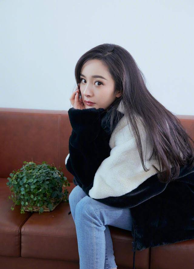 冬日|35岁杨幂晒冬日新造型，穿羊羔毛外套也难掩好身材，腿是真的细