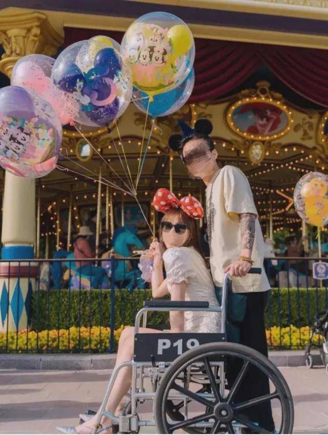 年轻人手脚正常坐轮椅，惊现上海迪士尼：耍小聪明的利己主义者！
