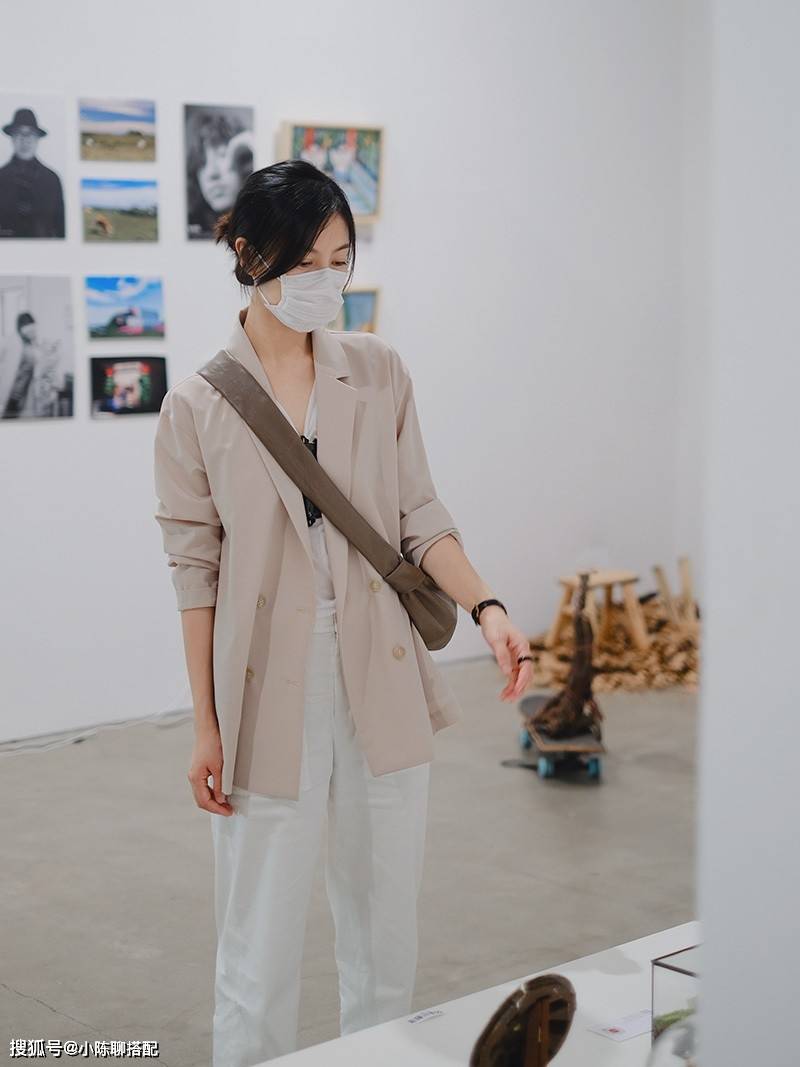 服装|女人到了中年，穿衣打扮要“得体”，更要学会不装嫩也不显老