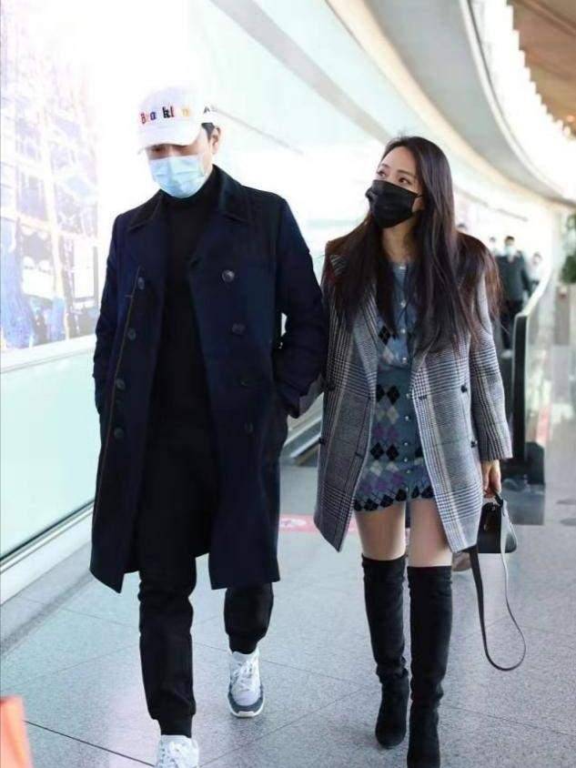 短裙|秦昊夫妇走机场，伊能静零下8度光腿穿短裙，比小10岁老公还嫩！
