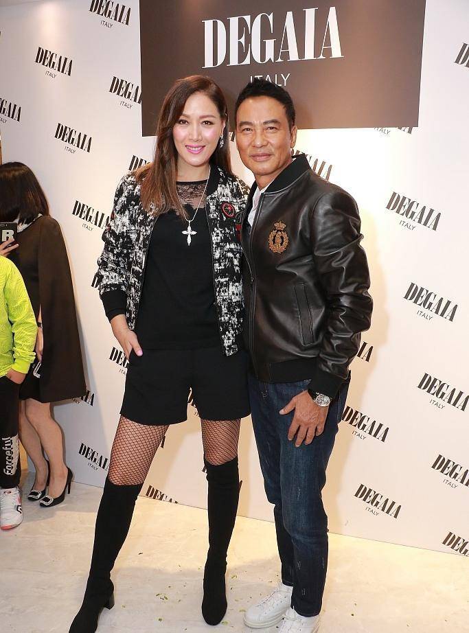 亮点|任达华琦琦“夫唱妇随”，女的穿印花裙，男的像穿粉西装，真时髦！