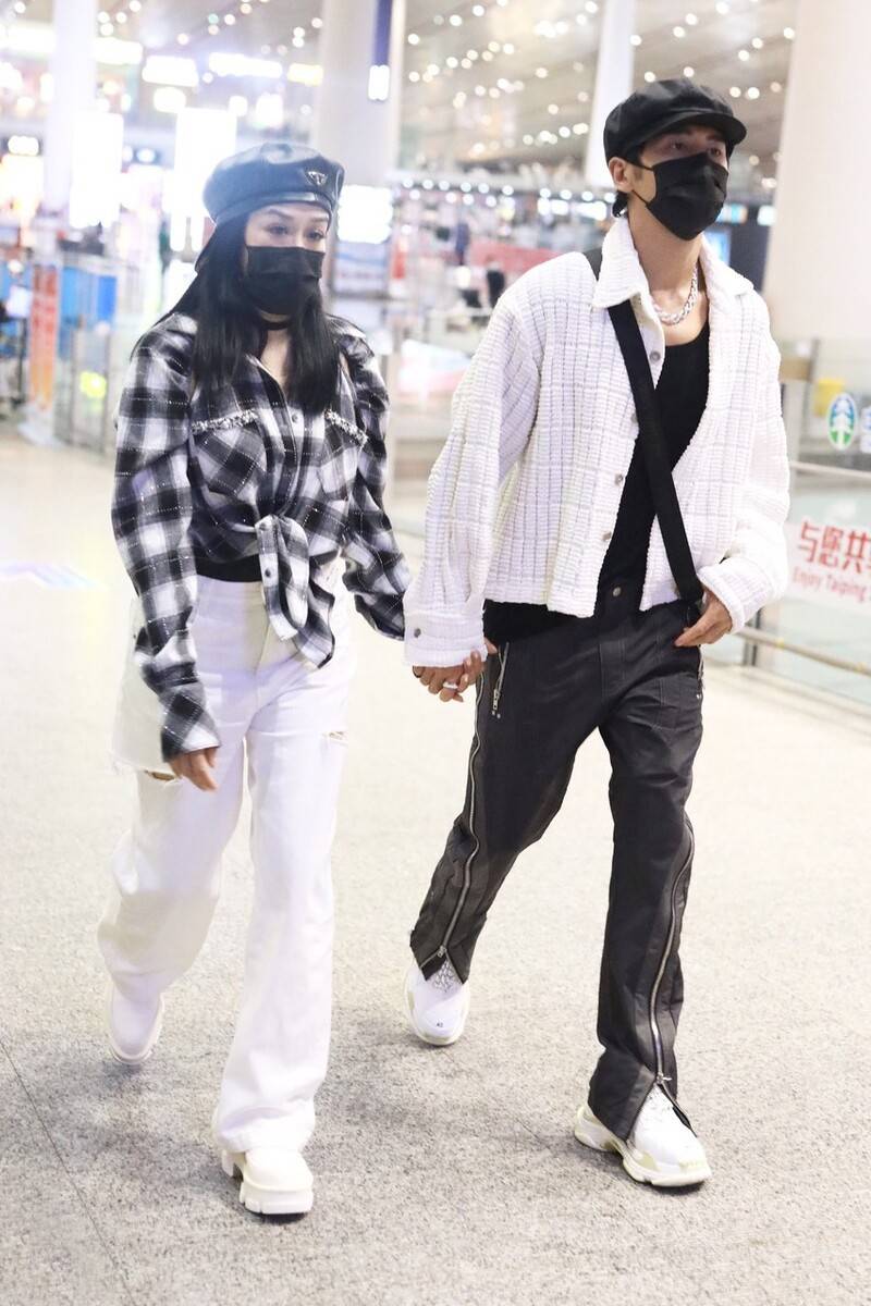 长裤|张伦硕真有暖男范，把钟丽缇宠成“小公主”，看造型就知道很恩爱