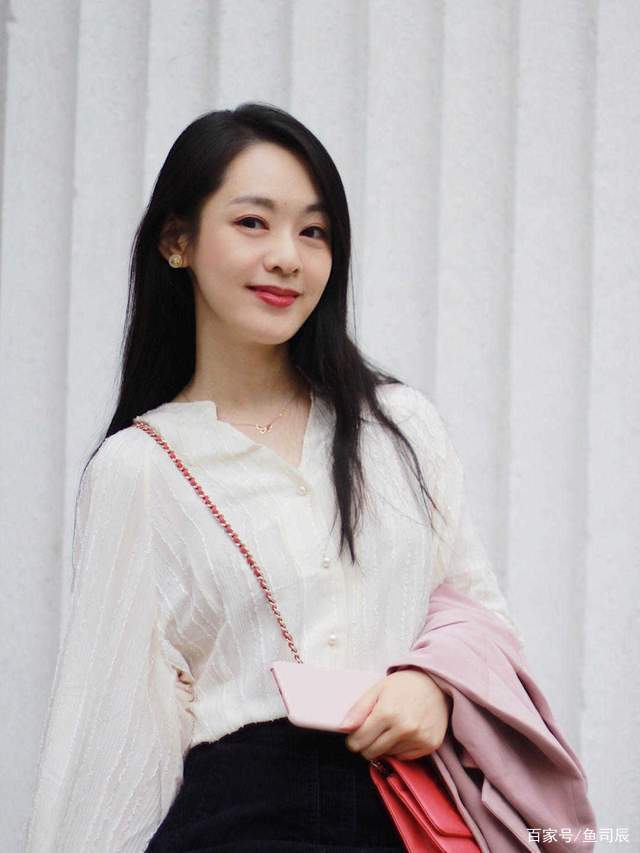 毛衣|30+的女生怎么穿才有气质？白色衬衫配长款简约大方，减龄又洋气