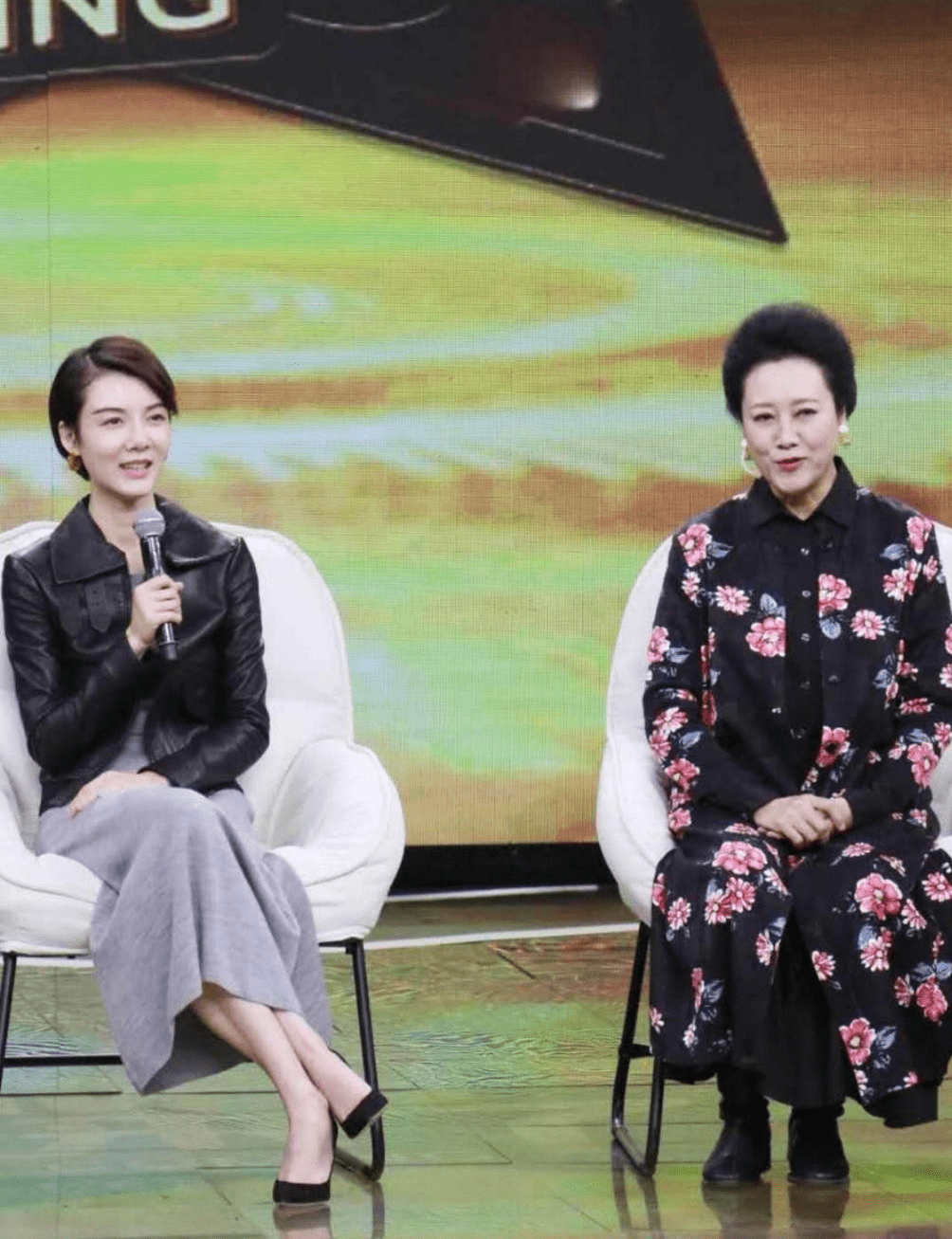 感觉|王丽云上节目穿花裙好贵气，车晓太瘦了，穿T恤裙不如妈妈漂亮！