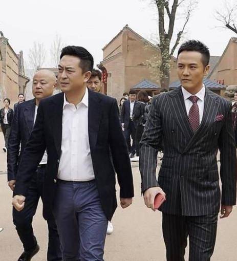 他是张嘉译的表弟 他和他一起拍了11部戏 最后火了 后来 他还登上了央视