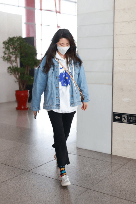 身材|陈松伶真是时髦阿姨,穿牛仔衣配印花裙太减龄,比小8岁老公洋气