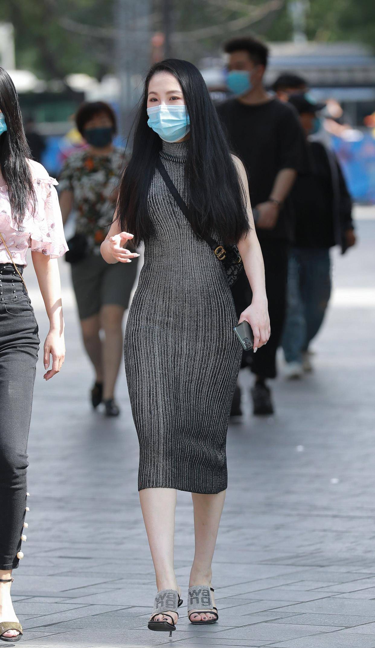 身材|微胖身材连衣裙怎么选？深色竖条纹款式加高跟鞋，修身显瘦有气质