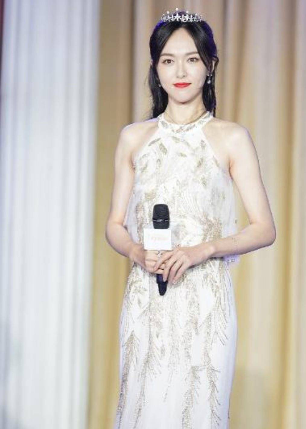 设计|跳水冠军郭晶晶身材真好，穿一袭无袖连衣裙，越来越有阔太气质了