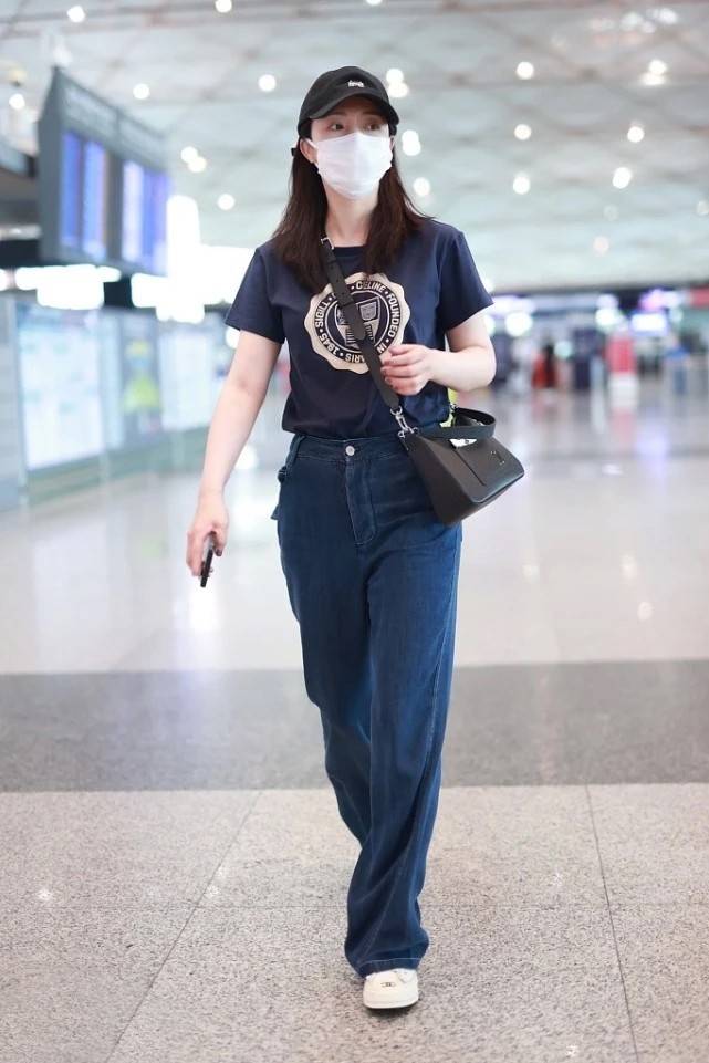 董璇真|42岁董璇真令人羡慕，随意穿条“拖地长裤”，造型都很显好身材