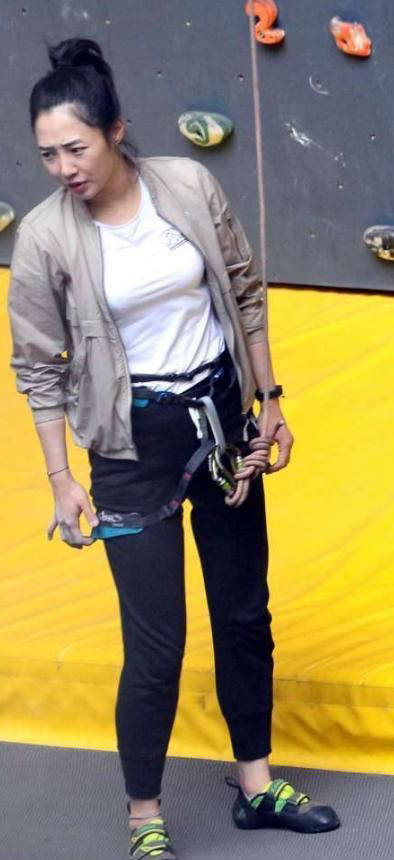 白百安|白百何休闲装户外玩攀岩，素颜出境被吐槽，网友：这腿没法看！