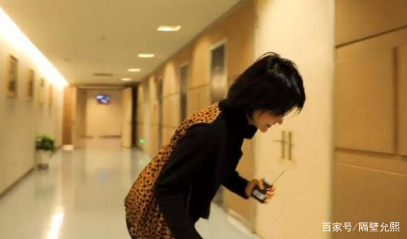 帆布鞋|52岁许晴穿豹纹上衣亮相，生活还是大大咧咧的，奔跑起来像花豹