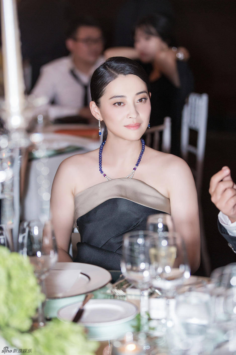 黑色|梅婷减肥成功后减龄至少10岁，穿抹胸连衣裙高调亮相，气质惊艳？