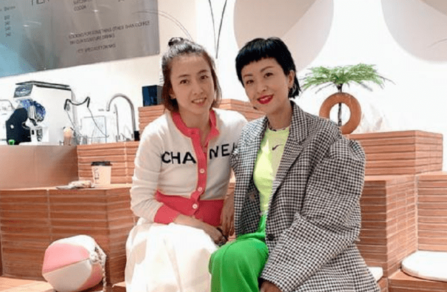 甘比|甘比3岁女儿罕见露正脸！穿短袖跟妈妈参加活动，长相神似刘銮雄