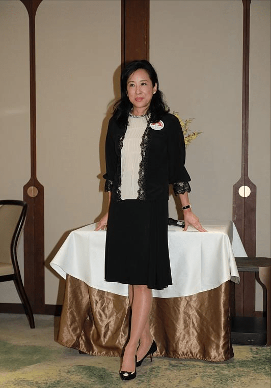 活动|朱玲玲现身港姐评委见面会，生图眼袋松弛，皱纹增多暴露63岁年龄？