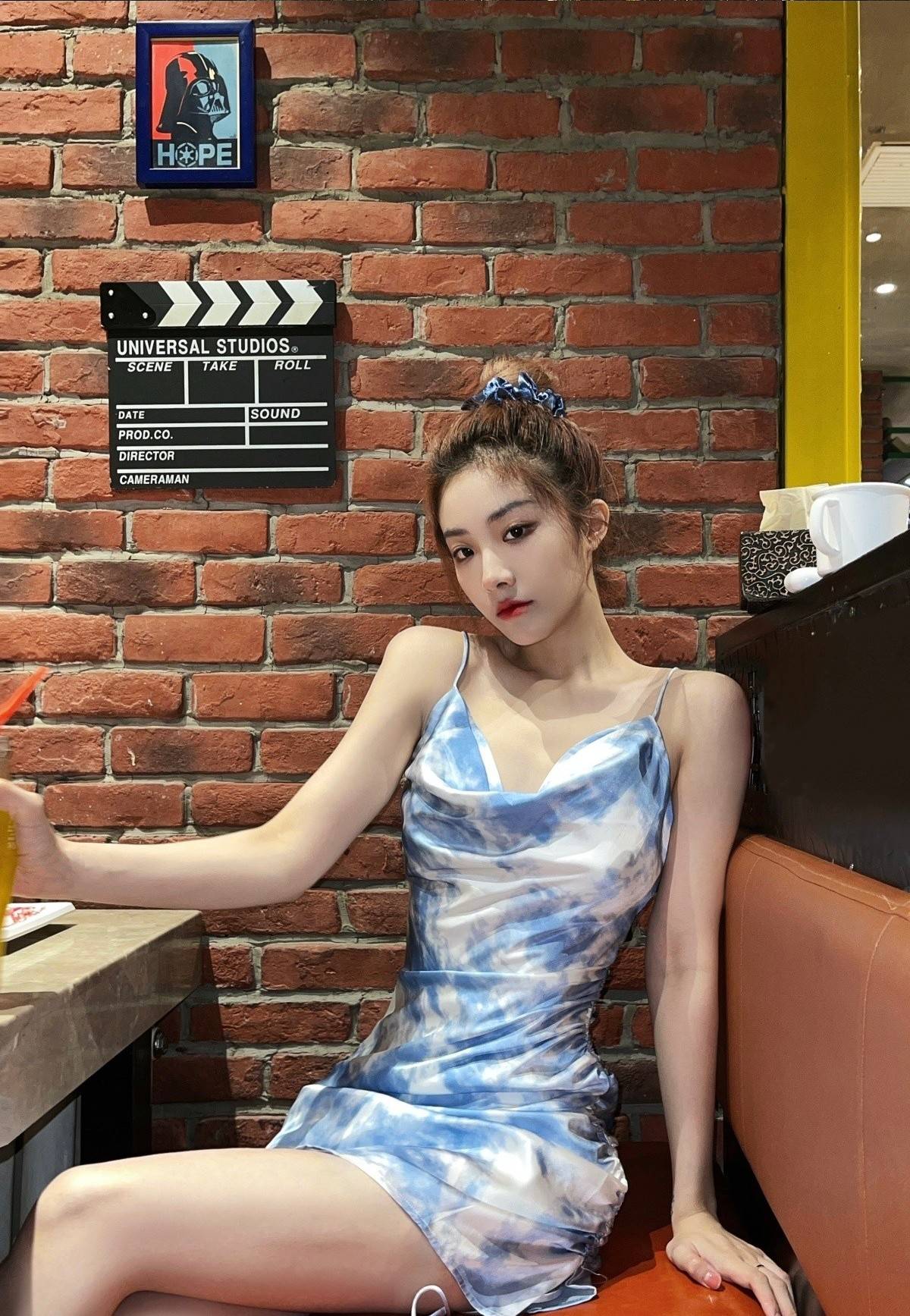 色调|喻言宝蓝色卫衣也太时尚了，她的穿搭就是妥妥的搭配教材！